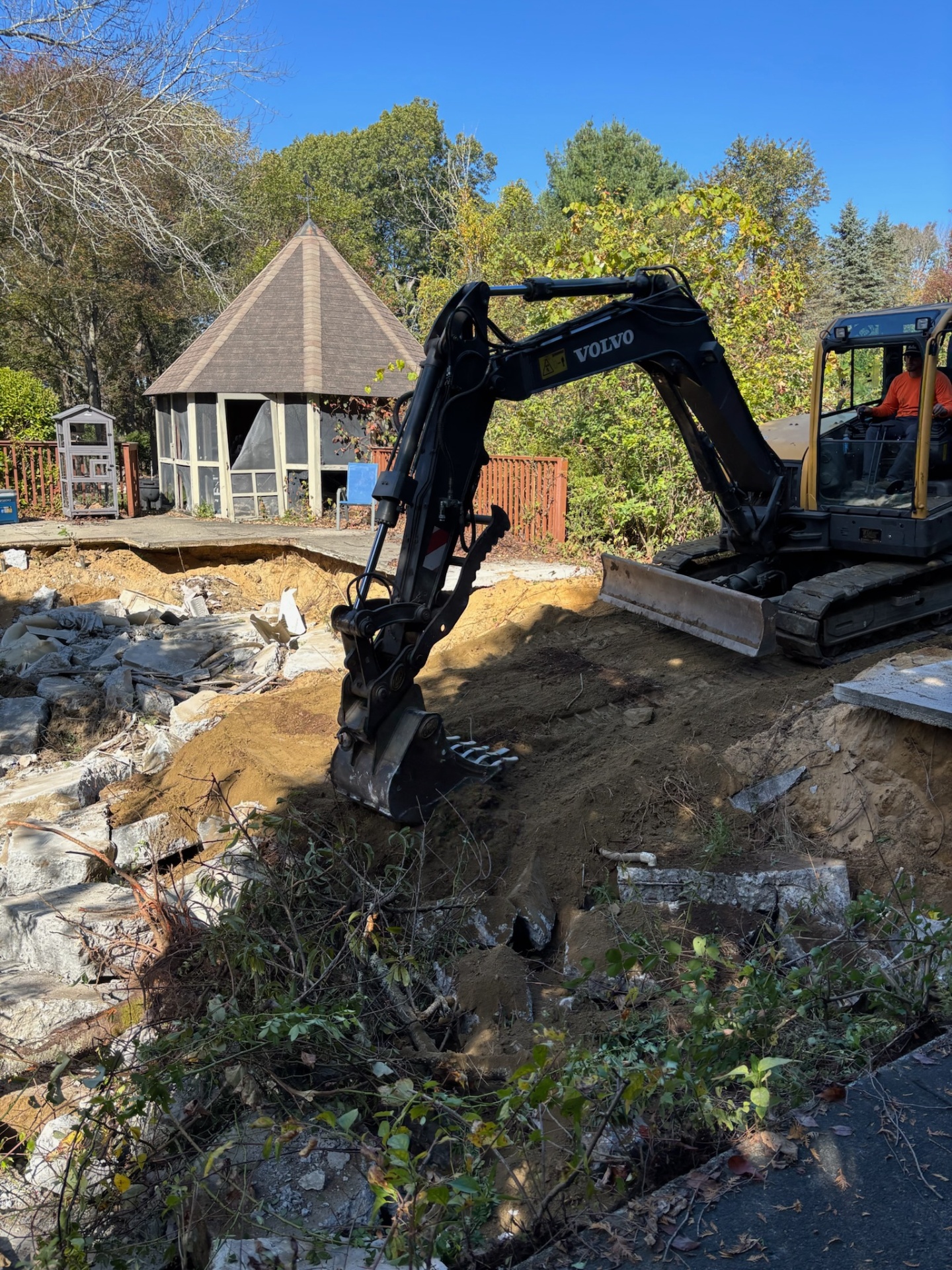 Pool excavation with Volvo equipment